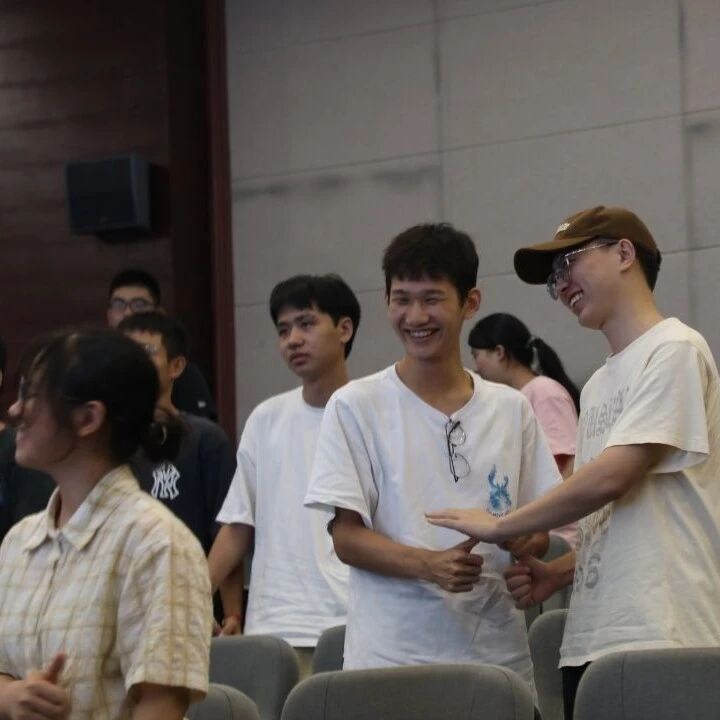 万师润万心 | 助人自助，携手共创幸福——舒曼老师走进华东交通大学
